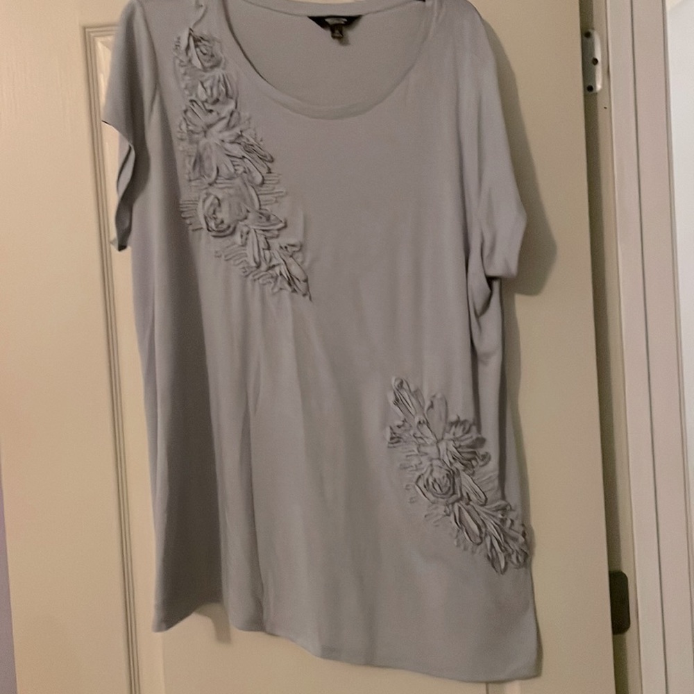 Simply Vera (Vera Wang) Gray with floral embellishment sz. 2X long left side